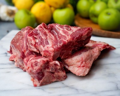 Свинина на кости охлаждённая 1 кг - купить в Герпелях